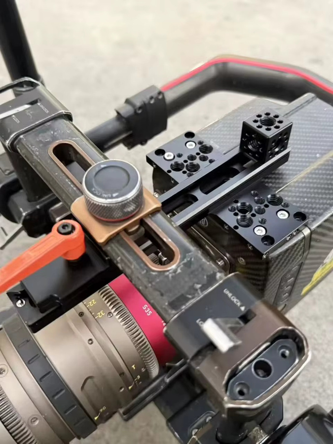 SZYingXian Kreuz-Schnellwechselplatte mit Schiebe-Kaltplattenhalterung in Schwarz für ARRI ALEXA 35 und DJI Ronin 2 Erweiterungshalterung - Bild 5