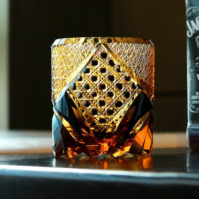 Loveyalty Edo Kiriko Whiskey Glas Black Warrior Armor in Amber und Schwarz mit handgeschliffenen Kristallen - Bild 1