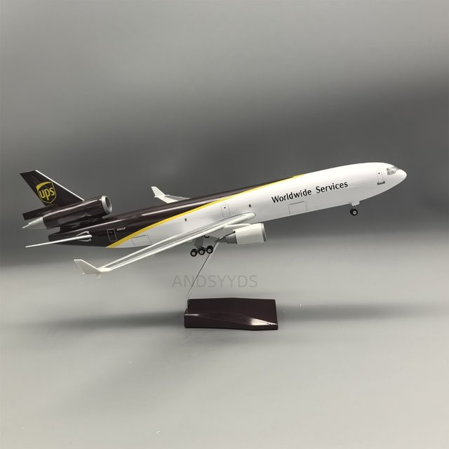 ZOCO MD-11 UPS-Frachtflugzeugmodell, Flugzeugmodell im Maßstab 1:130, mit Rädern und Sockel, ab 14 Jahren - Bild 1