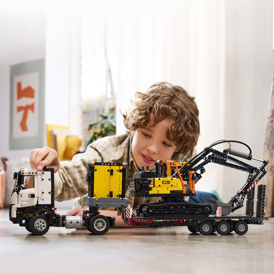 Lego Technic Volvo FMX LKW mit EC230 Electric Raupenbagger Konstruktionsspielzeug - Bild 4