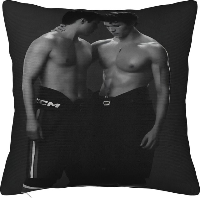 Kissenbezug mit Reißverschluss Erhitzte Rivalität Shane Hollander und Ilya Rozanov von ZX Blanket, Farbe: Schwarz, B/T/H: 30 x 30 x 0 cm - Bild 1