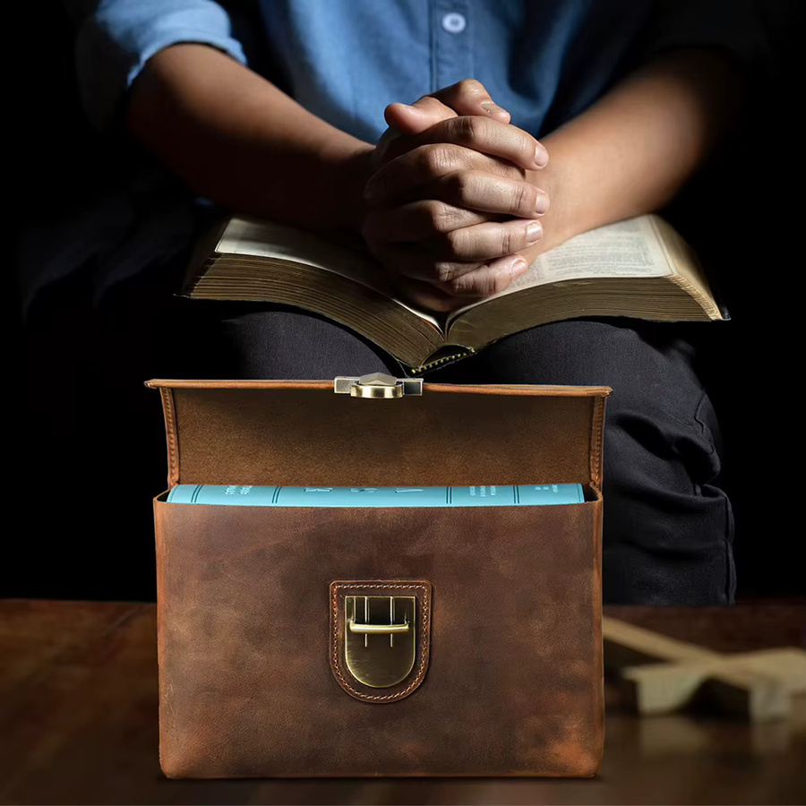 Echte Leder-Bibelhülle als tragbare Buchhülle und Kirchen-Clutch-Tasche in Braun - Bild 2