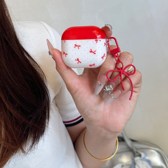 Schutzhülle für Apple AirPods 1, 2, 3, 4 und Pro 2 mit rotem Punktmuster und Schleife in Rot und Weiß - Bild 1