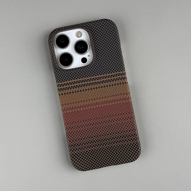 Rui Di MagSafe Magnetische Schutzhülle im Kohlefaser Kevlar Muster für iPhone 16 Plus, 15, 14, 13, 12 Pro Max in Schwarz Multicolour, Stoßfeste Rüstungsabdeckung aus PC - Bild 1