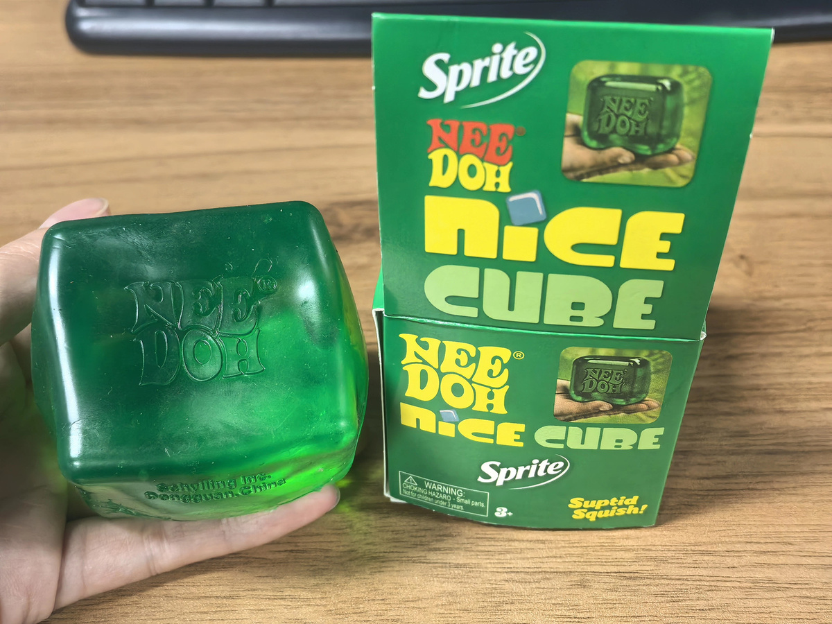 Schylling Needoh Nice Cube, Sensorisches Fidget-Spielzeug, Squishy Squeeze Cube - Bild 4