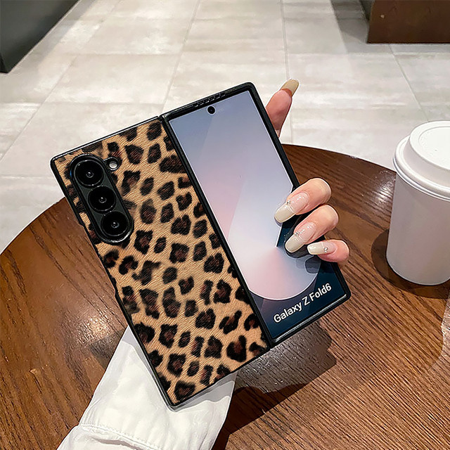 Luxuriöse Samsung Galaxy Z Fold Handyhülle mit Leopardenmuster in Braun und Multicolour aus hartem PC, stoßfest und ultradünn - Bild 1
