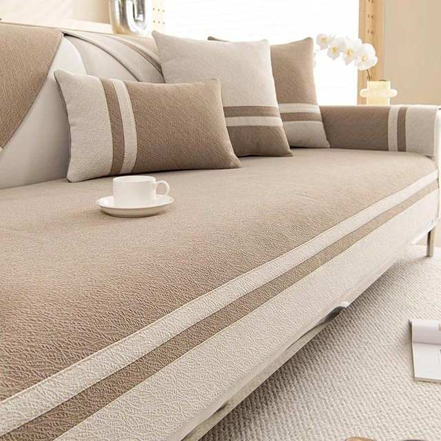 Rutschfester Jacquard-Sofabezug mit Goldstickerei in Beige, modern gestreift, B/T/H: 70 x 70 cm - Bild 1