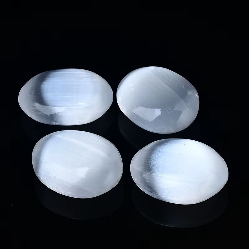 Harmonious Crystalloid Selenit Gips Stein in ovaler Form, weiß und gelb, als natürliches Mineral-Ornament zur Handmassage und Heilung - Bild 3