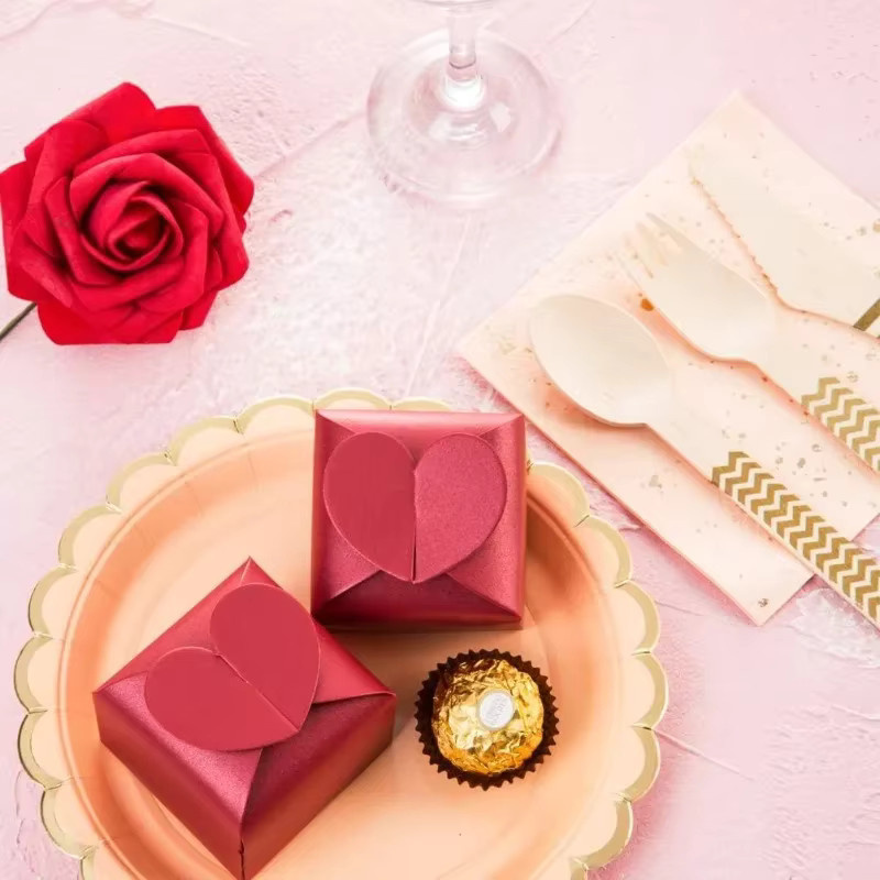 50 Stück Herz-förmige Geschenkkartons aus Papier für Hochzeiten und Valentinstag in Beige und Rot - Bild 5