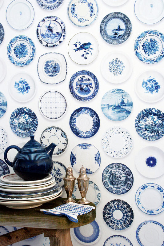 Studio Ditte Tapete Porcelain Blue mit abstraktem Floral-Design in Vintage-Optik, Vlies-Tapete, Blau, Rolle 50 cm x 10 m - Bild 2