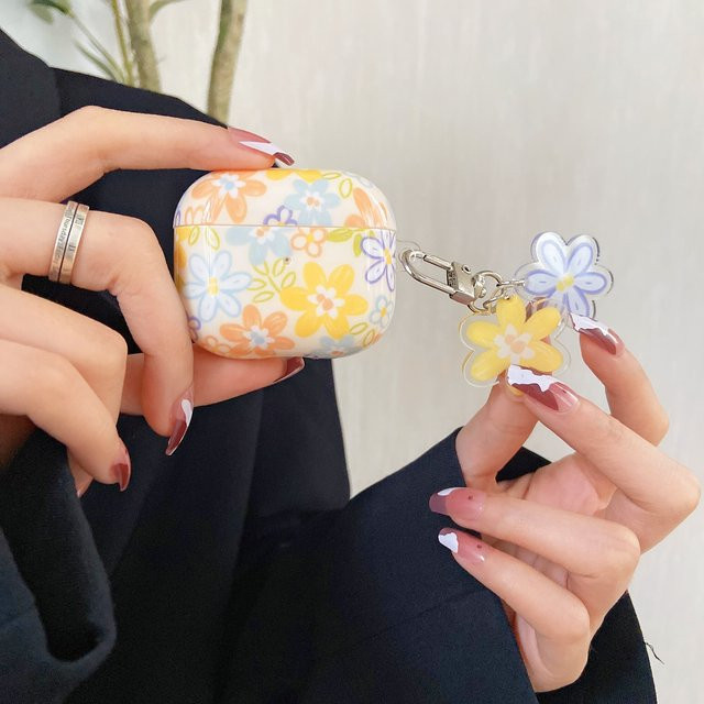 Beige TPU Schutzhülle mit Blumenmuster für Apple AirPods 2, 3, Pro und Pro 2 - Bild 1