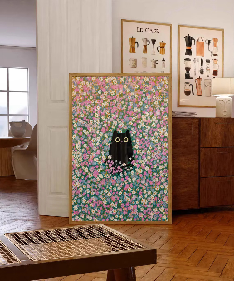 Poster SHENCHEN Schwarze Katze in einem Meer aus Blumen, Motiv: Niedliche Kawaii-Katze im floralen Stil, Farben: Schwarz und Mehrfarbig, Rechteckige Illustration auf Papier - Bild 2