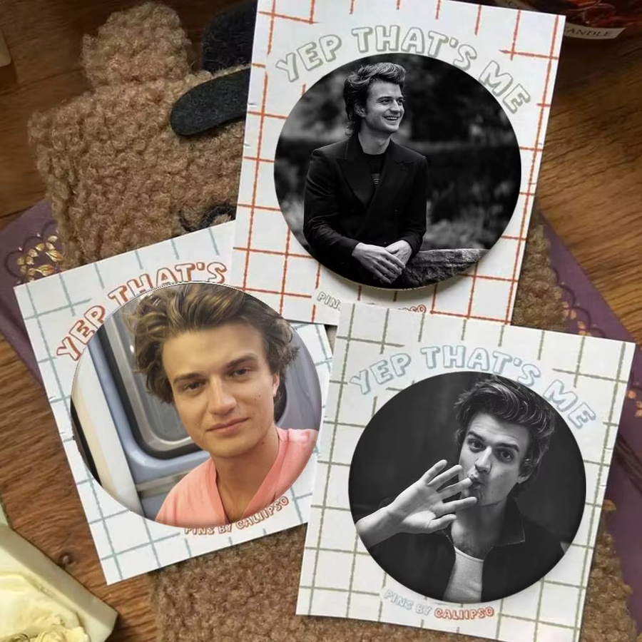 Emaille-Pin J-Joe Keery, rund, Cartoon-Stil - Bild 2