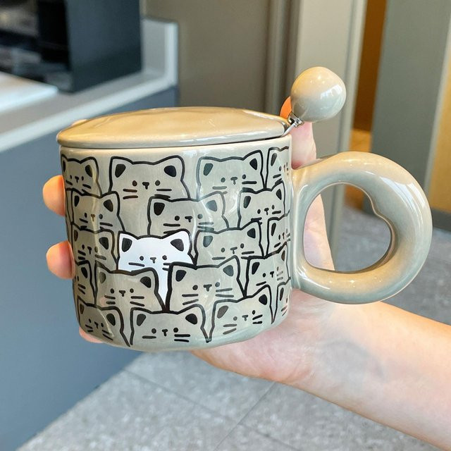 Niedlicher Keramikbecher mit Deckel von Yiran bag in Weiß, Grau oder Beige, 400 ml - Bild 1