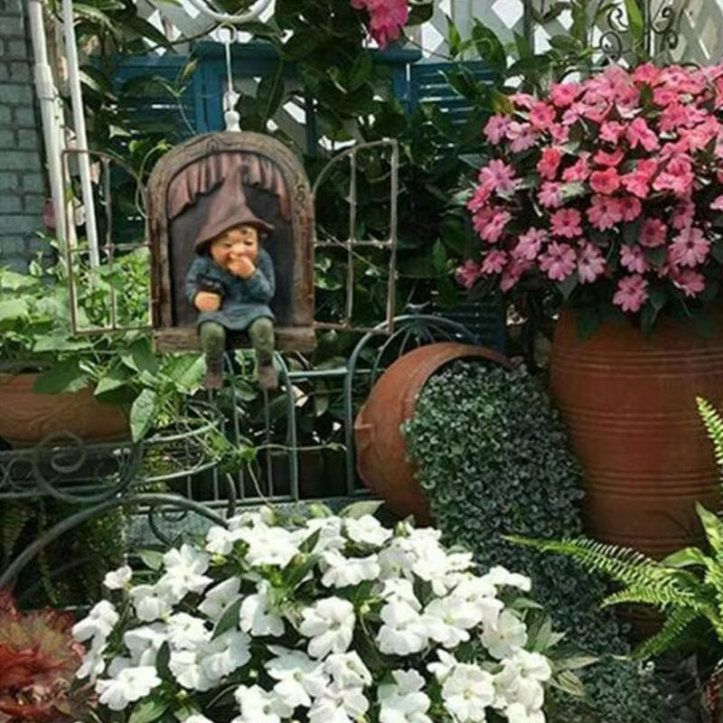 Dekorative Gartenfigur Naughty Garden Gnome Elf als Baumumarmender Gartenschmuck in Mehrfarbig - Bild 2