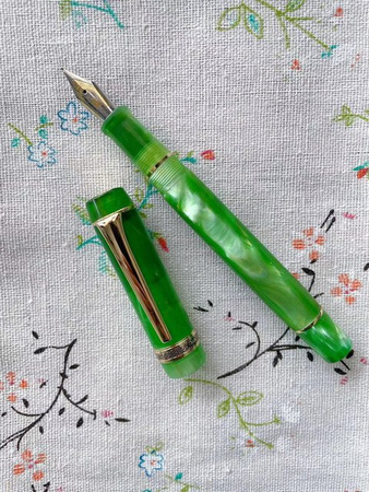 Kaigelu Acryl-Füllfederhalter mit Marmor-Bernstein-Muster, EF-Feder (0,38 mm), Farbe: Braun/Grün