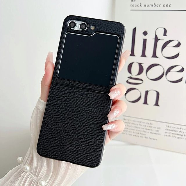 Sturzsichere Handyhülle aus veganem Krokodilleder für Samsung Galaxy Z Flip 7 FE, 6, 5, 4, 3 in Schwarz - Bild 1