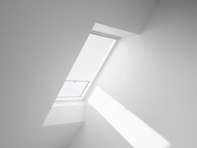 Velux Sichtschutzrollo RHL UK00 1028 aus Polyester in Weiß, semi-transparent mit Haltekrallen, B: 71,0 cm, H: 74,0 cm, T: 71,0 cm - Bild 1