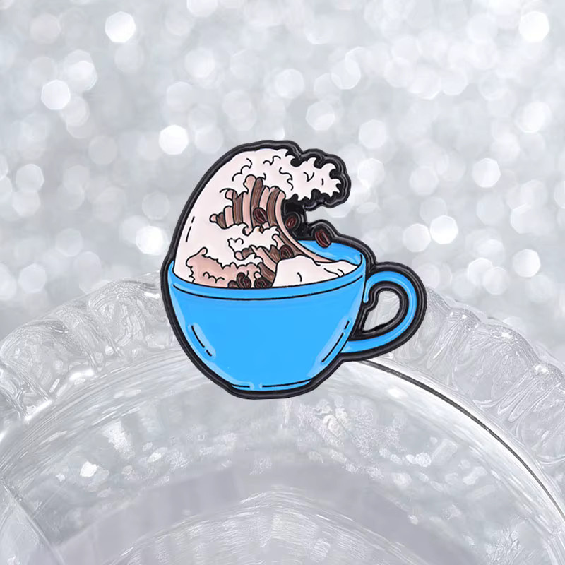 Miss Zoe Brosche Kanagawa Kaffeetassen-Emaille-Pins, Bunt, Unisex - Bild 3