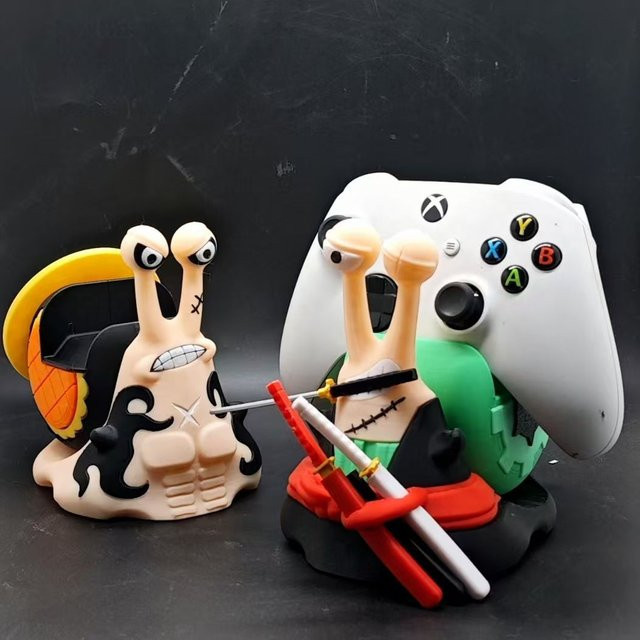 Bandai Ruffy Zoro Den Den Mushi GamePad-Halter für PS4, PS5, Xbox und Switch in Multicolor - Bild 1