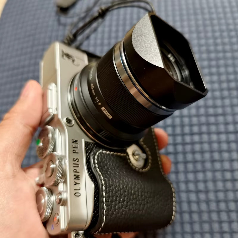 Olympus M.Zuiko Digital 45 mm F1.8 Metall-Bajonett-Gegenlichtblende in Silber mit Metallkappe - Bild 3