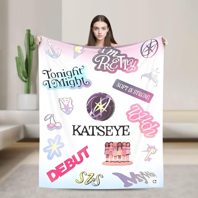 Katseye Kpop Musik Plüschdecke als warme Überwurfdecke für Bettwäsche und Wohnzimmer, Weiß/Mehrfarbig, B: 75 cm, H: 100 cm - Bild 1