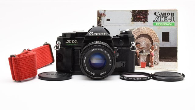 Canon AE-1 Program SLR Filmkamera in Schwarz mit neuem FD 50mm f/1.8 Objektiv - Bild 1