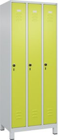 C+P Spind Classic PLUS Garderobenschrank mit 3 Abteilen, Füße, Sicherheits-Drehriegel und 3 Garderobenhaken, Farbe: Grau/Grün, H x B x T: 195 x 75 x 50 cm - Bild 1