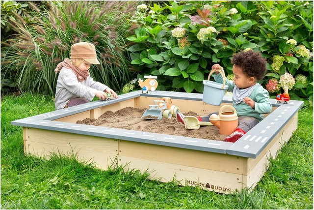 Muddy Buddy Sandkasten Highway Hero aus Zypressenholz mit Spielstraße und Staufächern in Natur Lavagrau - Bild 2