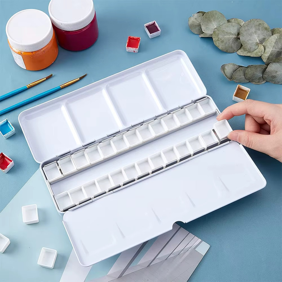 Leere Aquarellpalette mit 26 halben Pfannen und ausklappbarem Tablett in Schwarz und Weiß - Bild 2