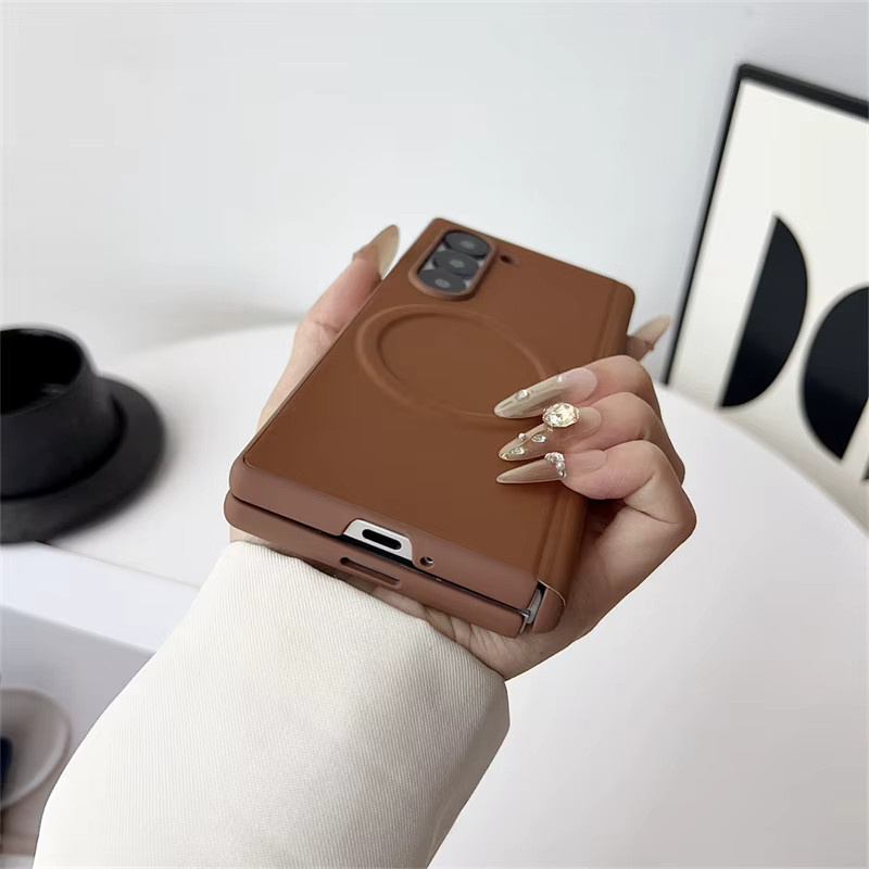 MagSafe Hülle aus mattem PU-Leder für Samsung Galaxy Z Fold 6, Z Fold 5 und Z Fold 7 mit magnetischer kabelloser Ladefunktion, Klappgelenkfolie und Membranschutz in Grau oder Braun - Bild 3