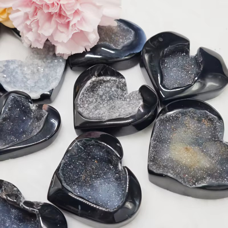Herzförmiger Geodenkristall aus schwarzem Achat von CrystalHola im Boho-Stil zur Tischdekoration - Bild 4