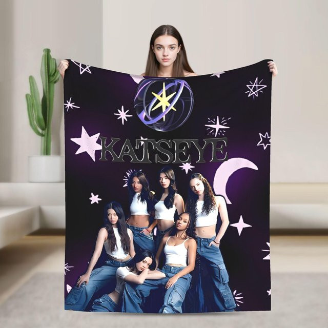 Katseye Kpop Musik Plüschdecke als warme Überwurfdecke für Bettwäsche und Wohnzimmer, Farben: Weiß und Lila, B: 75 cm, H: 100 cm - Bild 1