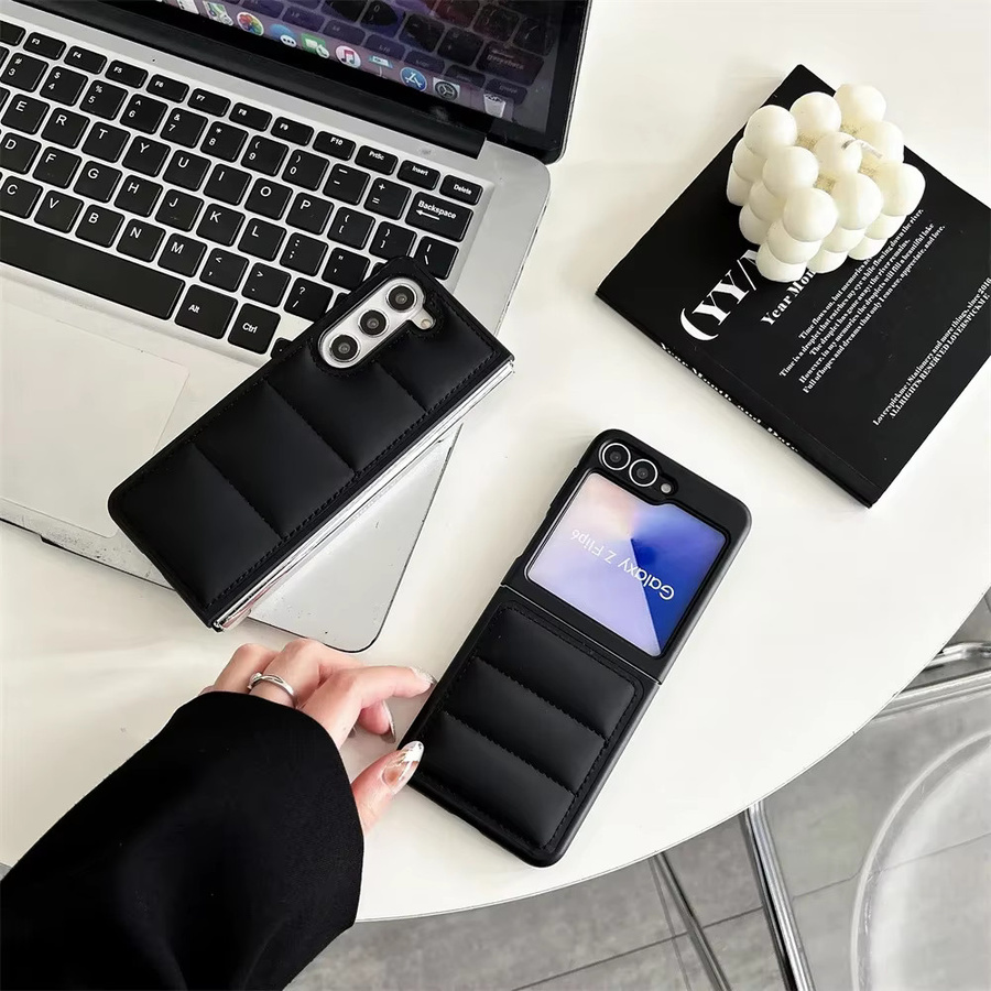 Stoßfeste Daunenjacke Handyhülle The Puffer für Samsung Galaxy Z Flip 6 5G, Z Flip 5, Z Flip 4 und Galaxy Z Fold7, Fold6, Fold5, Fold4 in Schwarz - Bild 2