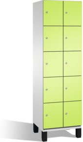 C+P Fächerschrank Cambio mit 10 Fächern auf Füßen, Farbe: Korpus Lichtgrau und Front Grün, H x B x T: 198,0 x 60,0 x 52,5 cm - Bild 1