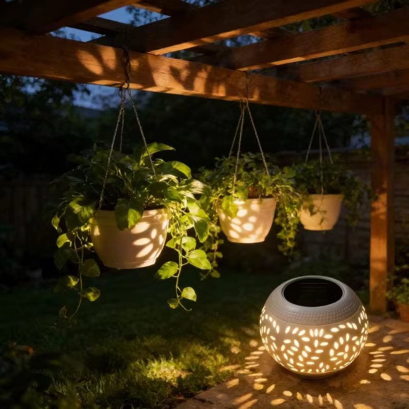 Leclstar Solar-LED-Gartenlaterne aus Metall in Weiß mit warmweißem Licht für Garten und Terrasse - Bild 4