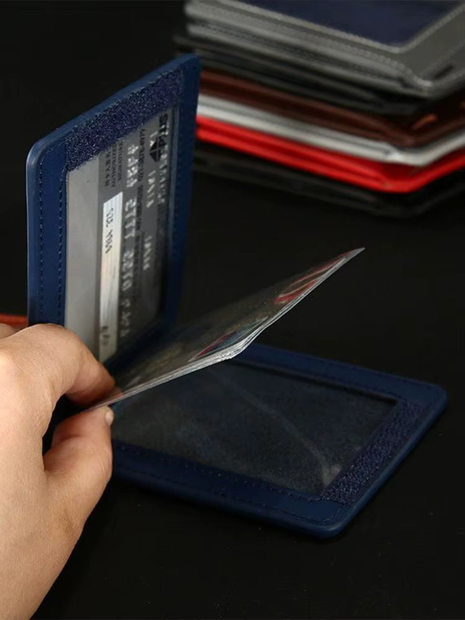 Dreifach gefalteter Ausweiskartenhalter aus PU-Leder mit transparenten Kartenfächern in Blau - Bild 5