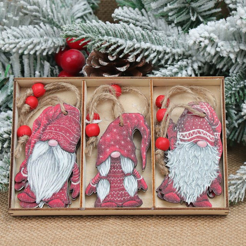 Skandinavisches Weihnachts-Hängeornament aus Holz mit gesichtsloser Puppe in Rot - Bild 1