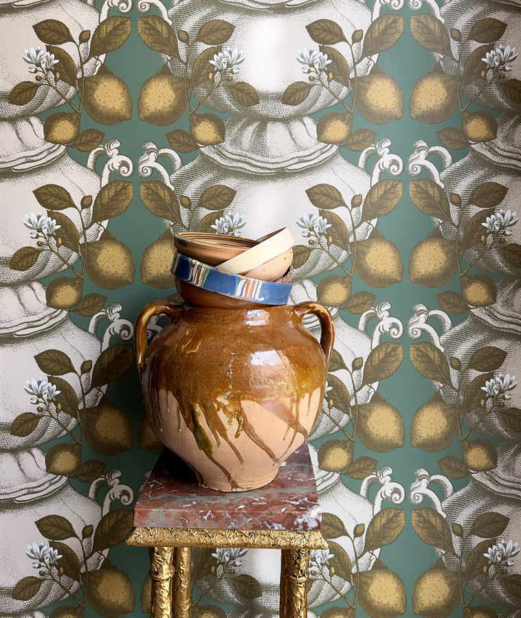 Studio Lisa Bengtsson Tapete Limoncello in Green mit botanischem Floral-Design aus Vlies - Bild 1