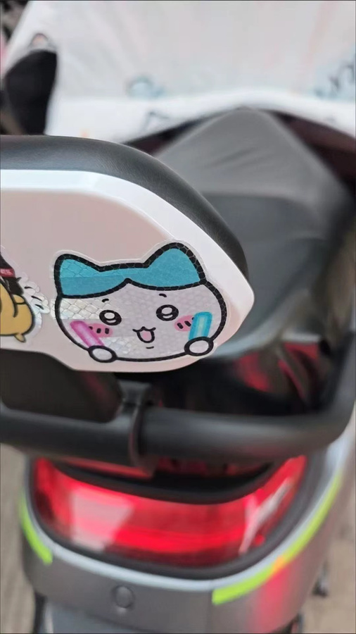 Chiikawa Reflektierende Anime Aufkleber, Wasserfeste und Sonnenschutz Dekoration für Auto, Wand und Laptop, Mehrfarbig - Bild 3