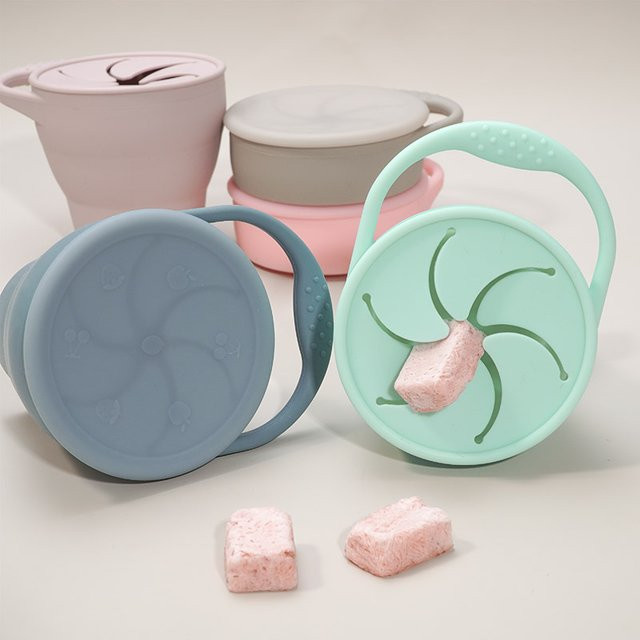 Tragbarer Silikon-Snackbecher mit Deckel in Beige, lebensmittelechter und BPA-freier Silikonbehälter für Snacks oder Baby-Zubehör - Bild 1