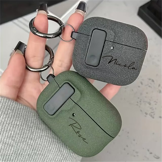 Personalisierte Apple AirPods Schutzhülle in Grün mit automatischer Verriegelung und individuellem Laser-Namensaufdruck inklusive Schlüsselanhänger - Bild 1