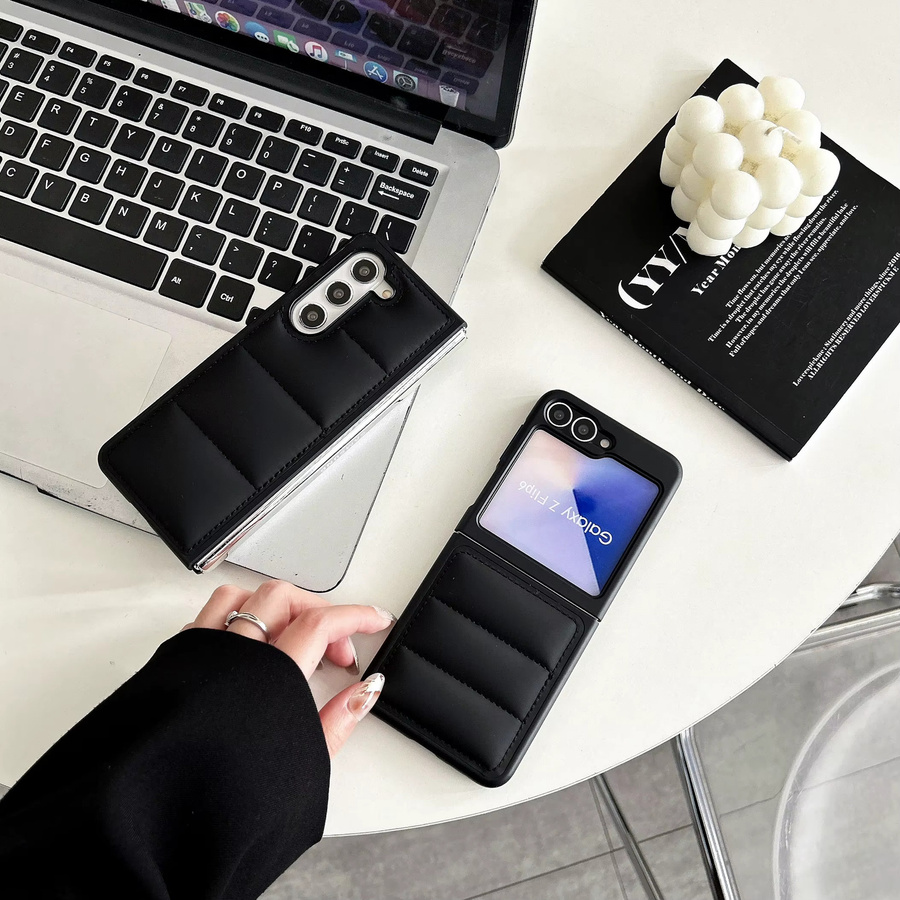 The Puffer Soft Touch Handyhülle für Samsung Galaxy Z Fold 7, 6, 5, 4 und Z Flip 4, 5, 6, 7 in Schwarz mit Baumwollfüllung im Daunenjacken-Design - Bild 2