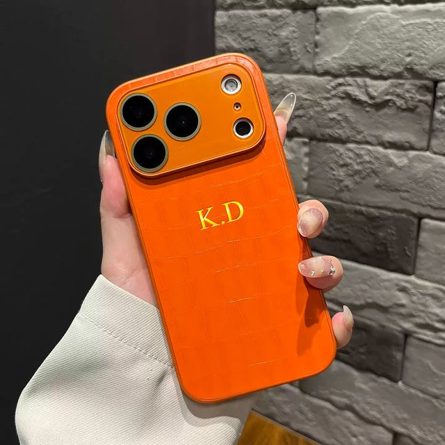 Personalisierte iPhone Hülle aus Kunstleder mit Krokodilmuster und individuellem Namen in Blau für Apple iPhone 17 16 15 14 13 Pro Max mit 3D-Heißfolienprägung - Bild 1