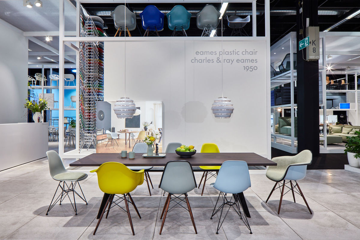 Vitra DSW Eames Plastic Side Chair in Blau mit Holzbeinen und mattem Kunststoff - Bild 2