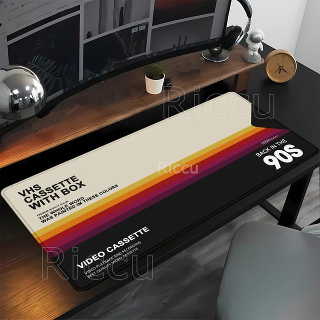 Eenehana XXL Mauspad VHS Retro Design in Multicolour mit Overlock-Rand für Gaming und Büro - Bild 1