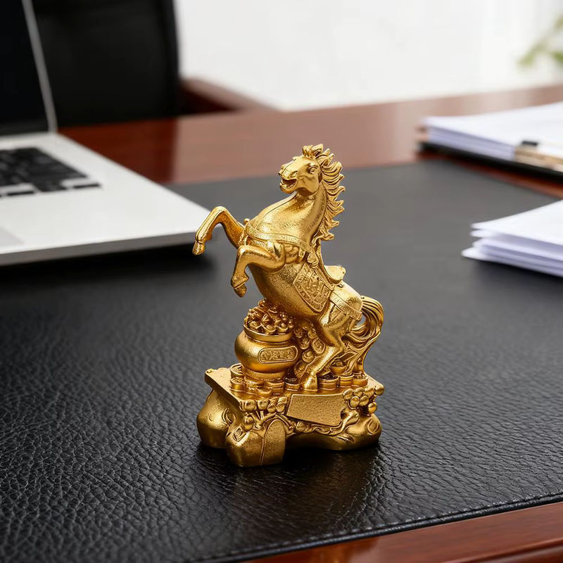 KITPIPI Feng Shui Pferde-Statue 2026 Jahr des Pferdes in Gold als dekoratives Glücks- und Reichtums-Ornament aus Kunststoff und Metall - Bild 2