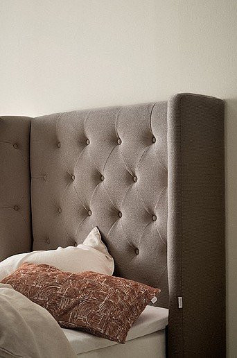 SKENE LYX Kopfteil von Jotex, gepolstertes Wandpaneel in Beige oder Grau, Breite: 90 cm, Höhe: 121 cm, Tiefe: 28 cm - Bild 1