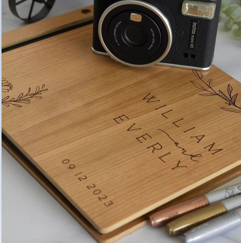 Personalisierbares Hochzeitsgästebuch aus Holz in Braun mit Lasergravur und Hardcover für Fotos und Nachrichten - Bild 2