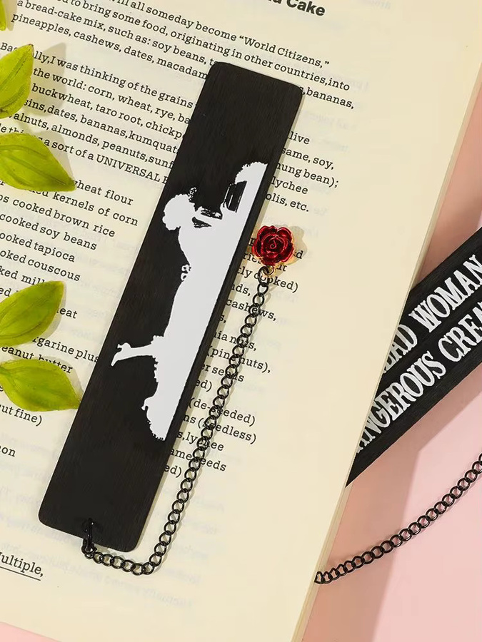 Potdemiel Metall-Lesezeichen im Gothic-Stil mit Rosenquasten-Anhänger und Zitat Gefährliche Kreatur in Schwarz - Bild 6